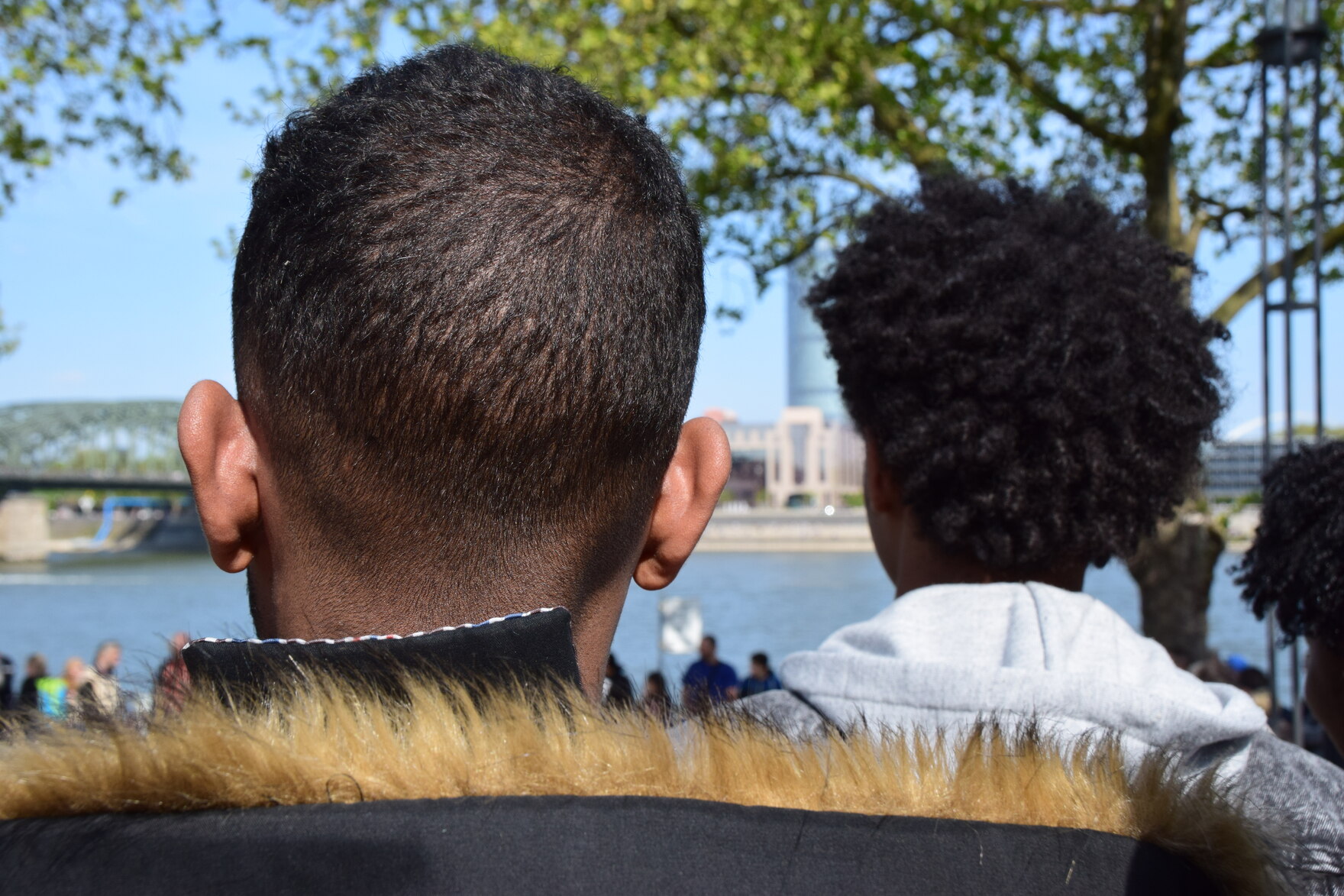 zwei Jugendlichen mit dunklen Haarenvon hinten