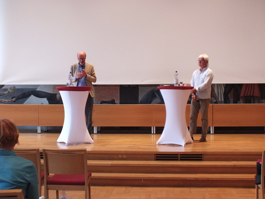 Herr Prof. Dr. Wiesner und Herr Lippmann im Dialog auf der Bühne
