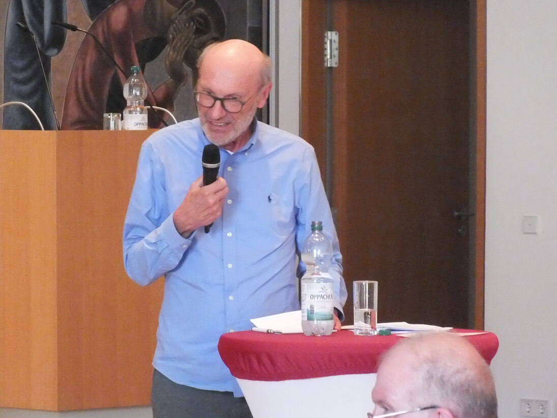 Prof. Reinhard Wiesner als Referent in der Podiumsrunde