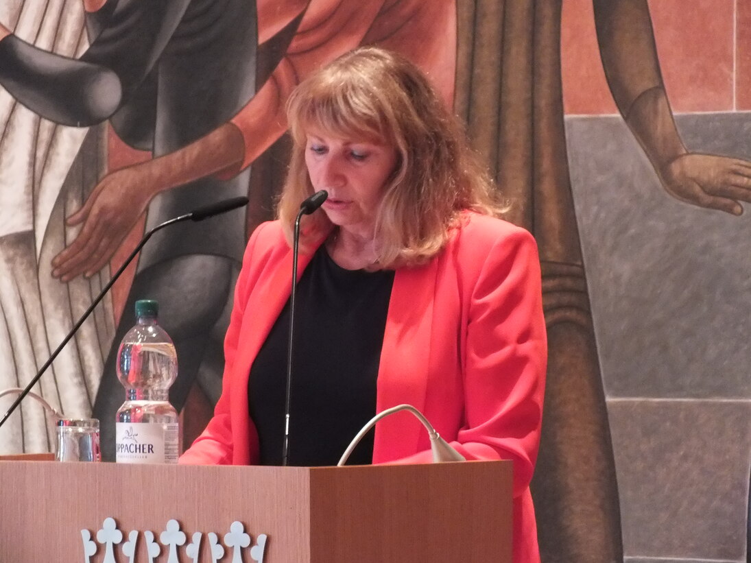 Staatsministerin Petra Köpping beim Abschlussstatement am Rednerpult