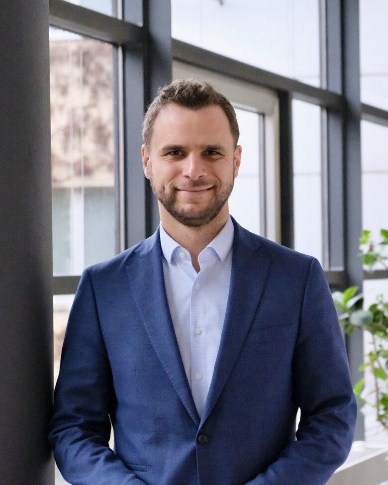 Es ist der Vorsitzende des Landesjugendhilfeausschusses , Herr Felix Hitzig, abgebildet.