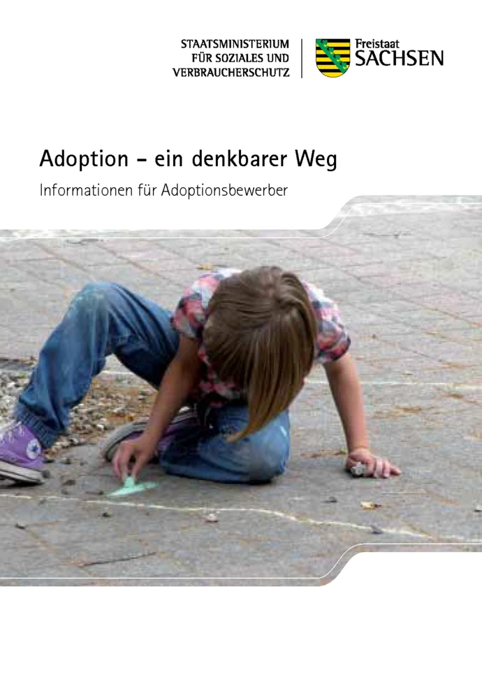 Ein Kind malt mit Kreide auf dem Gehweg