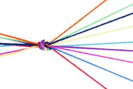 bunte Fäden bilden eine Knoten, aus welchen jeder einzelne Faden in eine andere Richtung führt