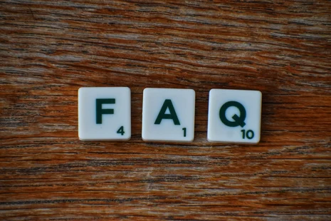 3 Würfel mit jeweils einem Buchstaben; mit F, mit A und mit Q