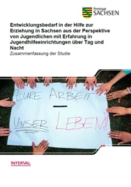 Das Titelbild zeigt das Logo des Freistaates Sachsen und den Titel einer qualitativen Studie über die Hilfe zur Erziehung. Zentral ein Plakat mit »EURE ARBEIT – UNSER LEBEN!« umgeben von Händen.