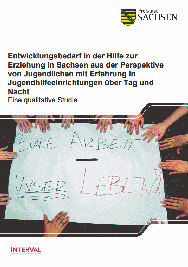 Das Titelbild zeigt das Logo des Freistaates Sachsen und den Titel einer qualitativen Studie über die Hilfe zur Erziehung. Zentral ein Plakat mit »EURE ARBEIT – UNSER LEBEN!« umgeben von Händen.
